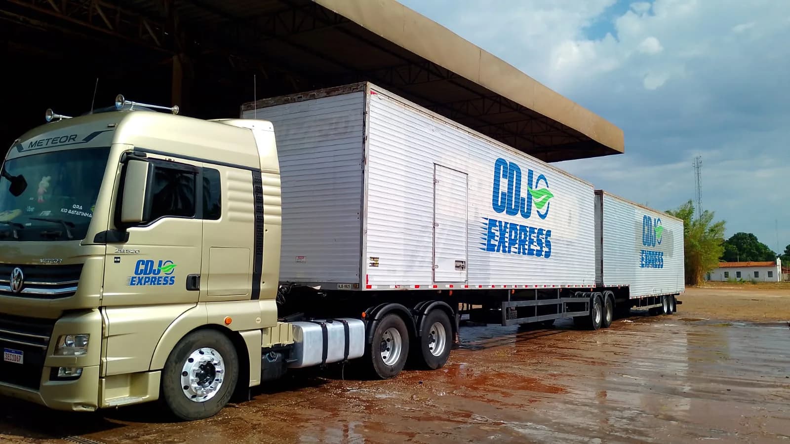 Carreta da CDJ Express estacionada na estrutura operacional