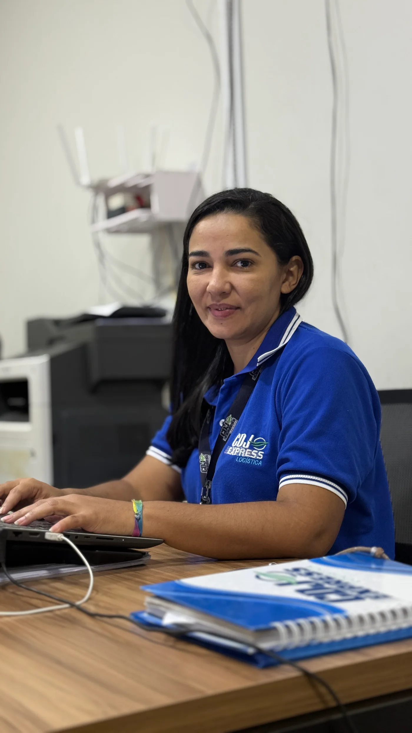 Profissional da CDJ Express em uma estação de atendimento