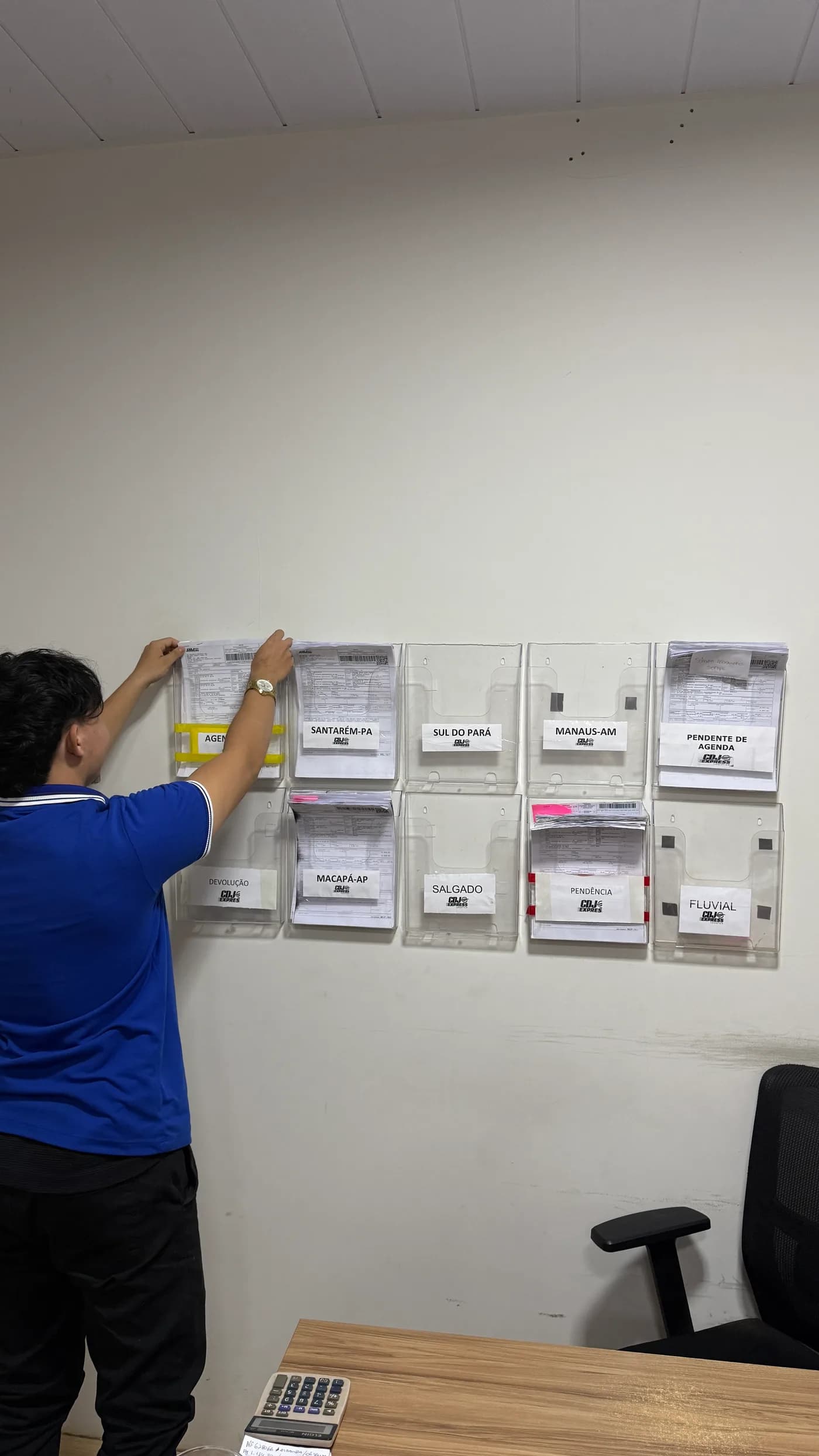 Profissional da CDJ Express organizando documentos da operação