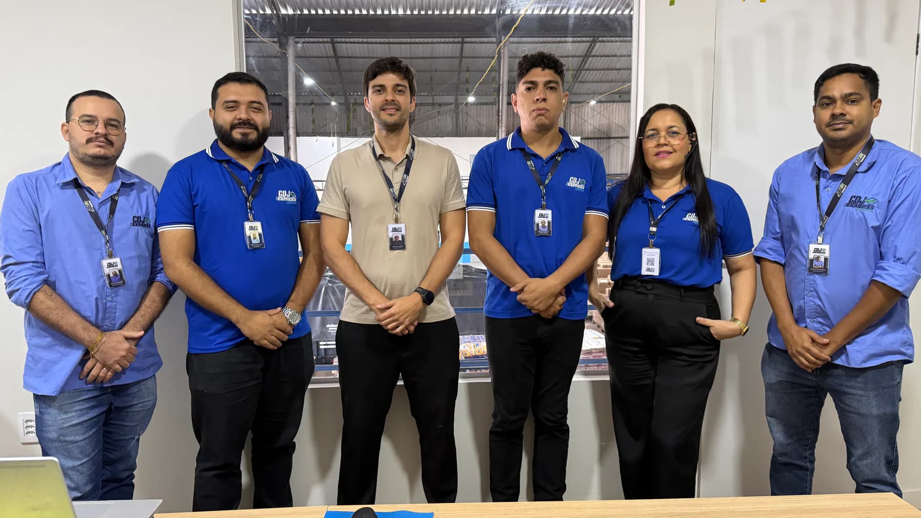 Equipe da CDJ Express reunida na unidade operacional