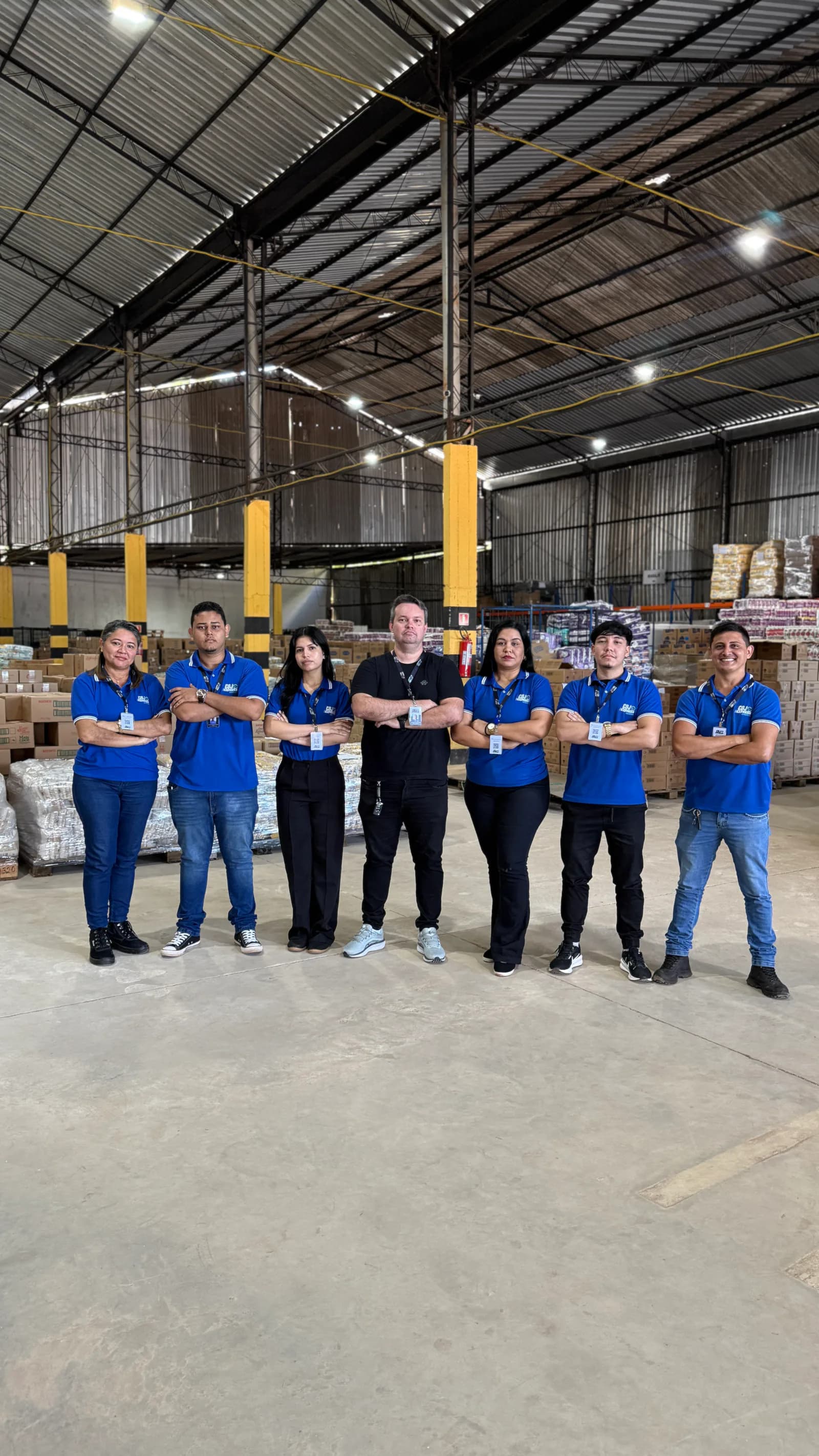 Equipe da CDJ Express reunida diante das cargas no galpão